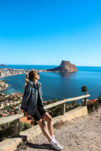 ongerepte Costa Blanca Calp view with girl